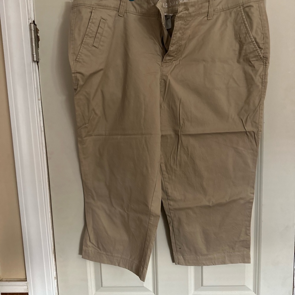 Old Navy women’s capri pants. Size 18. Camel color